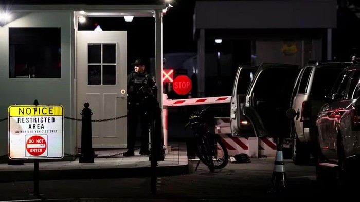 A member of the U.S. Secret Service stands at the site of a vehicle crash on a perimeter gate of the White House, while U.S. President Joe Biden was away on a trip, in Washington, U.S., January 8, 2024. REUTERS/Leah Millis Acquire Licensing Rights