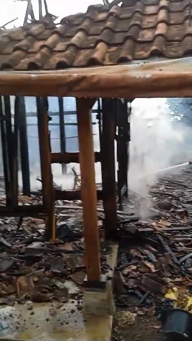 Api membakar rumah milik warga di Dukuh Surodadi, Desa Pamongan, RT 16 RW 3, Kecamatan Guntur, Demak.