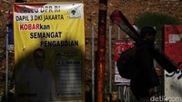 APK yang bertebaran itu menampilkan foto caleg hingga partai pengusungnya.  