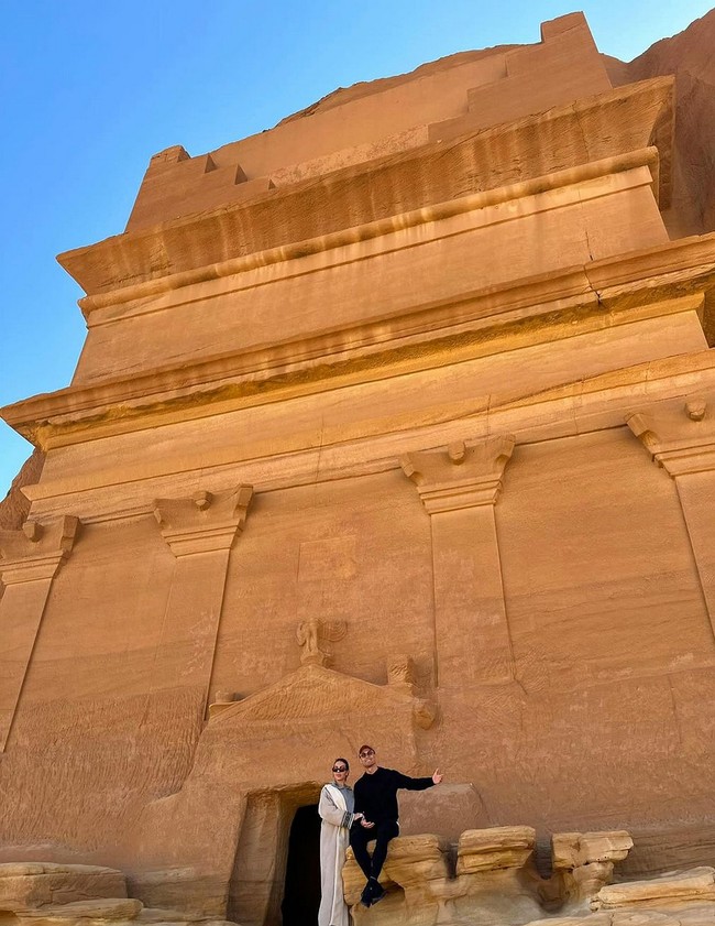 Bangunan dari batu yang menjulang tinggi menjadi salah satu spot  foto favorit di Al Ula. Ronaldo dan Georgina tak mau ketinggalan menyempatkan berfoto di situ. Foto: Instagram