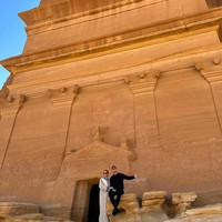 Bangunan dari batu yang menjulang tinggi menjadi salah satu spot  foto favorit di Al Ula. Ronaldo dan Georgina tak mau ketinggalan menyempatkan berfoto di situ. Foto: Instagram