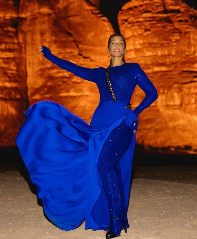 Usai menampilkan pertunjukan musik di Arab Saudi, Alicia Keys sempat berfoto di Al Ula. Penyanyi R&B ini tampil dalam balutan jumpsuit biru dipadu dengan rok, yang kontras dengan palet pemandangan bernuansa beige. Foto: Instagram