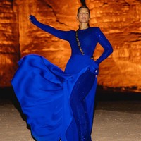 Usai menampilkan pertunjukan musik di Arab Saudi, Alicia Keys sempat berfoto di Al Ula. Penyanyi R&B ini tampil dalam balutan jumpsuit biru dipadu dengan rok, yang kontras dengan palet pemandangan bernuansa beige. Foto: Instagram