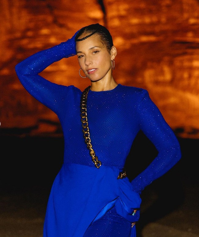 Alicia memakai makeup minimalis dan rambut dikepang. Anting besar dan aksen rantai melengkapi penampilannya. Foto: Instagram