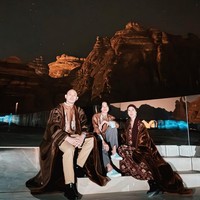 Setelah menjalankan ibadah umrah, Bunga Citra Lestari (BCL) menyempatkan berkunjung ke Al Ula bersama anaknya, Noah, dan suami Tiko Aryawardhana. Mereka berpose dengan latar belakang perbukitan batu. Foto: Instagram