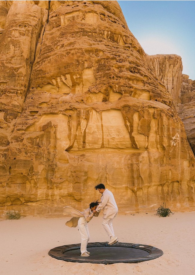 Vidi pun dibuat terpesona dengan keindahan Al Ula yang dramatis sekaligus memancarkan aura magis. Foto: Instagram