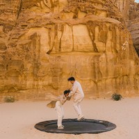 Vidi pun dibuat terpesona dengan keindahan Al Ula yang dramatis sekaligus memancarkan aura magis. Foto: Instagram