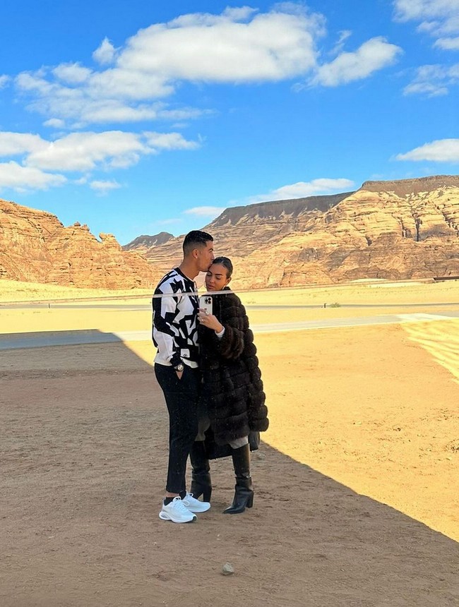 Pesepakbola asal Portugal, Cristiano Ronaldo, juga mengagumi keindahan Al Ula. Dia berkunjung bersama sang kekasih Georgina Rodriguez. Keduanya pun berpose di depan Maraya dengan busana stylish. Foto: Instagram