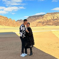 Pesepakbola asal Portugal, Cristiano Ronaldo, juga mengagumi keindahan Al Ula. Dia berkunjung bersama sang kekasih Georgina Rodriguez. Keduanya pun berpose di depan Maraya dengan busana stylish. Foto: Instagram