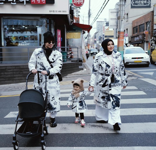 Istrinya mendapat perlakuan body shaming dari netizen, Atta Halilintar tak tinggal diam. Ia pun mengunggah foto bersama Aurel Hermansyah dengan caption, “Apapun orang bilang istriku tetep ter debest Busui/bumil itu cantik,” tulis Atta di Instagram. Foto: Instagram @aurelie.hermansyah