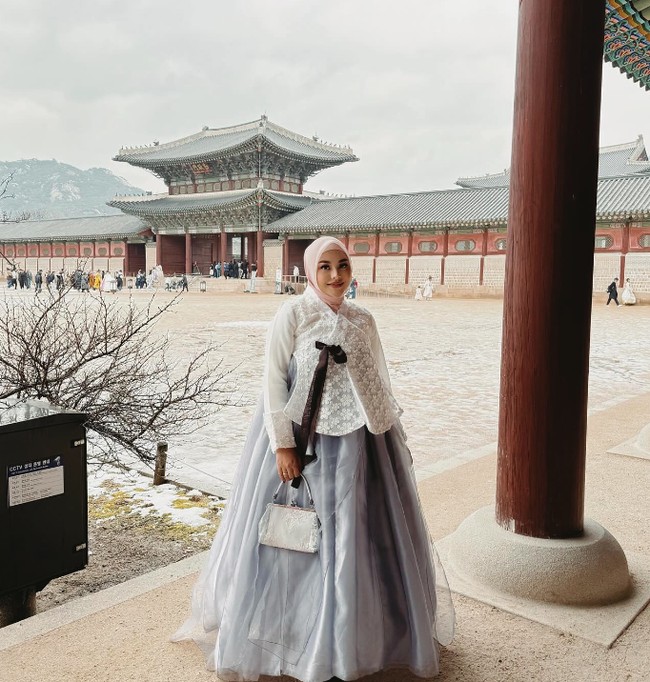 Banyak komentar pedas terhadap Aurel Hermansyah usai melahirkan sehingga membuat putri Anang Hermansyah itu merasa stres. Jujur aku sedih bgt smpe liburan kmrn asi aku berkurang. Yg dimana dulu ketika aku liburan asi aku melimpah ruah.. karna apa? Mungkin tanpa aku sadarin aku mikirin cacian kalian.. banyak yg blg aku kaya ibu2 skrg, ya mmg aku skrg udh menjadi ibu2 beranak 2, menurutku semua perempuan cantik, keren tapi kenapa sih masih aja ada org yg jahat bgt bisa ngomong kaya gtu, tulis Aurel Hermansyah di Instagram. Foto: Instagram @aurelie.hermansyah