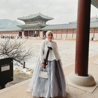 Banyak komentar pedas terhadap Aurel Hermansyah usai melahirkan sehingga membuat putri Anang Hermansyah itu merasa stres. Jujur aku sedih bgt smpe liburan kmrn asi aku berkurang. Yg dimana dulu ketika aku liburan asi aku melimpah ruah.. karna apa? Mungkin tanpa aku sadarin aku mikirin cacian kalian.. banyak yg blg aku kaya ibu2 skrg, ya mmg aku skrg udh menjadi ibu2 beranak 2, menurutku semua perempuan cantik, keren tapi kenapa sih masih aja ada org yg jahat bgt bisa ngomong kaya gtu, tulis Aurel Hermansyah di Instagram. Foto: Instagram @aurelie.hermansyah