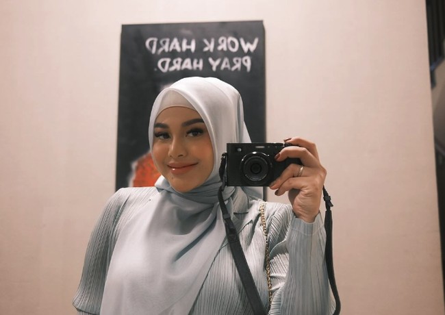 Akun Instagram @fatmatul***** menuliskan body shaming pada Aurel dengan kata-kata yang menyakitkan. “Masyaallah bu aurl g ada bntuknya.” Ada pula komentar lain dari akun Instagram @icha*****, “Astagfirullah perutnya di kondisikan Bu, jgn terlalu menonjol, gak malu apa??”. Foto: Instagram @aurelie.hermansyah