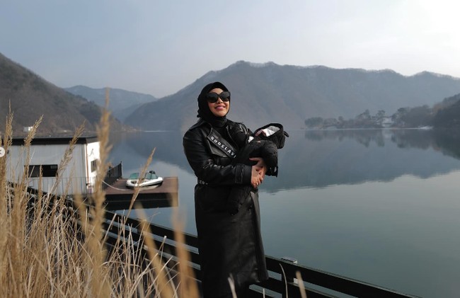 Aurel Hermansyah melahirkan anak keduanya, Azura Humaira Nur Atta, pada 11 November 2023. Baru satu bulan setelah melahirkan, ia mendapatkan cacian netizen di Instagram. Foto: Instagram @aurelie.hermansyah