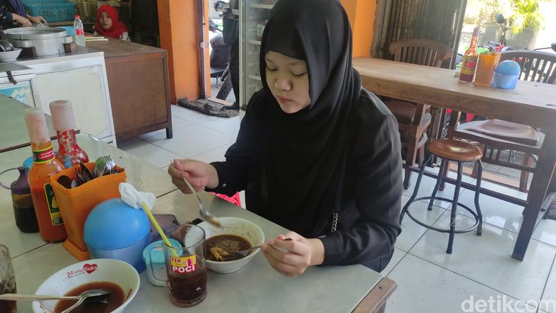 Bakso rawon di Sidoarjo memang enak disantap saat hujan