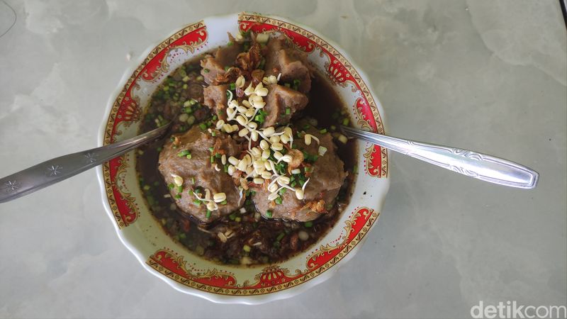 Bakso rawon di Sidoarjo memang enak disantap saat hujan