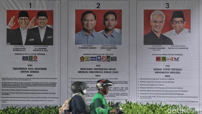 Baliho Sosialisasi Pasangan Capres-Cawapres Mejeng di Jakarta Warga melintas di depan baliho yang menayangkan kertas suara dalam ukuran jumbo dan berisi visi dan misi tiga pasangan calon presiden dan wakil presiden 2024 di kawasan Kuningan, Jakarta, Selasa (9/1/2024).