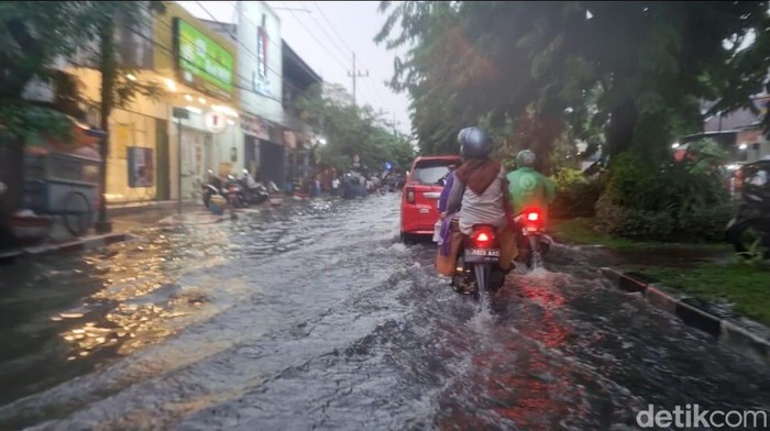 banjir di Surabaya