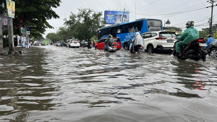 Banjir setinggi betis orang dewasa merendam Jalan Perintis Kemerdekaan, Tamalanrea, Makassar. Ahmad Nurfajri/detikSulsel