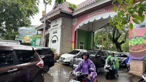 Banjir setinggi betis orang dewasa merendam Jalan Perintis Kemerdekaan, Tamalanrea, Makassar. Ahmad Nurfajri/detikSulsel