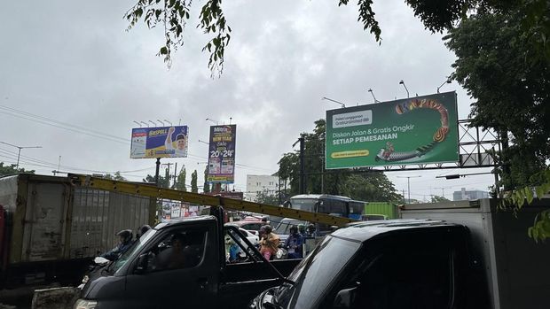 Banjir setinggi betis orang dewasa merendam Jalan Perintis Kemerdekaan, Tamalanrea, Makassar. Ahmad Nurfajri/detikSulsel