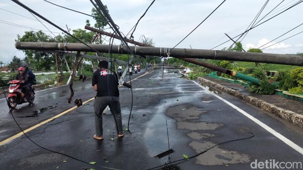Belasan tiang listrik di Sumenep roboh diterjang angin kencang