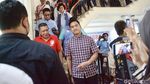 Berkemeja Kotak-kotak, Kaesang Tiba di Markas Perjuangan Relawan Jokowi