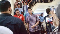 Setibanya di lokasi, Kaesang diajak room tour oleh para relawan.