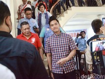 Berkemeja Kotak-kotak, Kaesang Tiba di Markas Perjuangan Relawan Jokowi