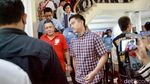 Berkemeja Kotak-kotak, Kaesang Tiba di Markas Perjuangan Relawan Jokowi