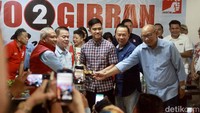 Kaesang juga melakukan simbolis potong tumpeng sebagai tanda peresmian gerakan menangkan Prabowo-Gibran sekali putaran.