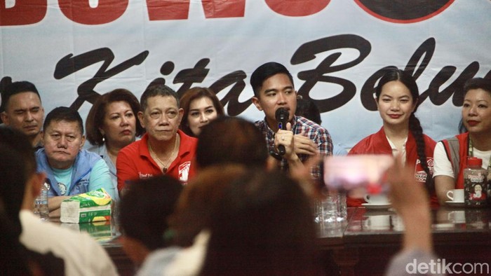 Bertemu Relawan Jokowi, Kaesang Minta Menangkan Prabowo-Gibran Satu Putaran Ketua Umum PSI Kaesang Pangarep menyambangi Rumah Juang Relawan Jokowi di kawasan Kemang, Jakarta Selatan (Jaksel). Dalam pertemuan ini, Kaesang meminta seluruh relawan memenangkan capres-cawapres nomor urut 2 Prabowo Subianto-Gibran Rakabuming Raka satu putaran, Selasa (9/1/2024).