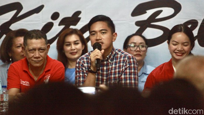 Bertemu Relawan Jokowi, Kaesang Minta Menangkan Prabowo-Gibran Satu Putaran Ketua Umum PSI Kaesang Pangarep menyambangi Rumah Juang Relawan Jokowi di kawasan Kemang, Jakarta Selatan (Jaksel). Dalam pertemuan ini, Kaesang meminta seluruh relawan memenangkan capres-cawapres nomor urut 2 Prabowo Subianto-Gibran Rakabuming Raka satu putaran, Selasa (9/1/2024).