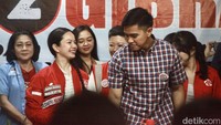 Usai sambutan kepada para relawan, Kaesang diberikan PIN yang bergambarkan calon presiden dan wakil presiden nomor urut 2 yaitu Prabowo dan Gibran. Hal tersebut sebagai simbolis sekaligus bukti bahwa Kaesang mendukung Prabowo-Gibran, dan optimis menang satu putaran.