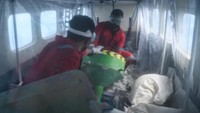 Petugas menaburkan garam saat operasi teknologi modifikasi cuaca menggunakan pesawat Cessna Caravan di langit wilayah Ujung Kulon, Banten, Selasa (9/1/2024).