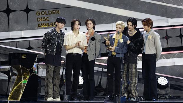 Boyband K-Pop BOYNEXTDOOR saat menerima piala penghargaan Next Generation Award di Golden Disc Awards 2024, Sabtu (6/1/2024), di Jakarta International Stadium (JIS).