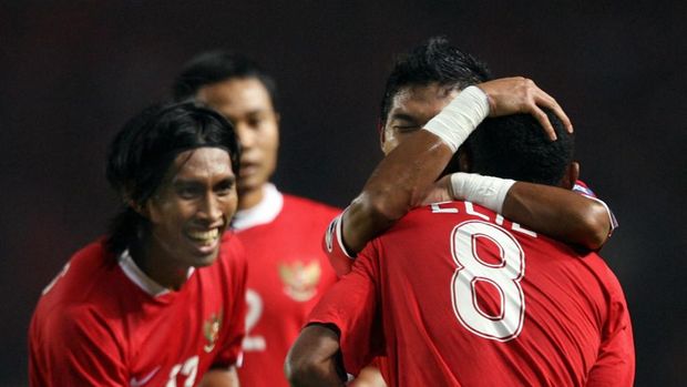 Budi Sudarsono (CORRECTION) Indonesian player Bambang Pamungkas hugs Elie Aiboy (8) as Budi Sudarsono (L) smiles to celebrate a score for Indonesia during their Asian Cup 2007 Group D football match at the Bung Karno stadium in Jakarta, 14 July 2007. The score is 1-1 as the match continues. AFP PHOTO/Adek Berry (Photo by ADEK BERRY / AFP)