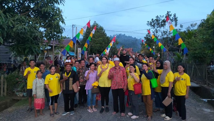 Caleg DPR RI dari partai Golkar Andravirti Karita menanggapi keluhan warga terkait masalah jaringan internet yang lemot di Sekatak, Bulungan. Dokumen Istimewa