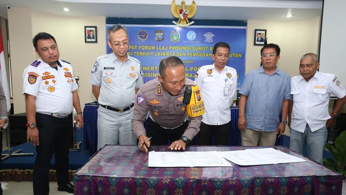 Dirlantas Polda Sumut Kombes Muji Ediyanto saat rapat bersama dengan Forum LLAJ Sumut. (Dok. Polda Sumut)