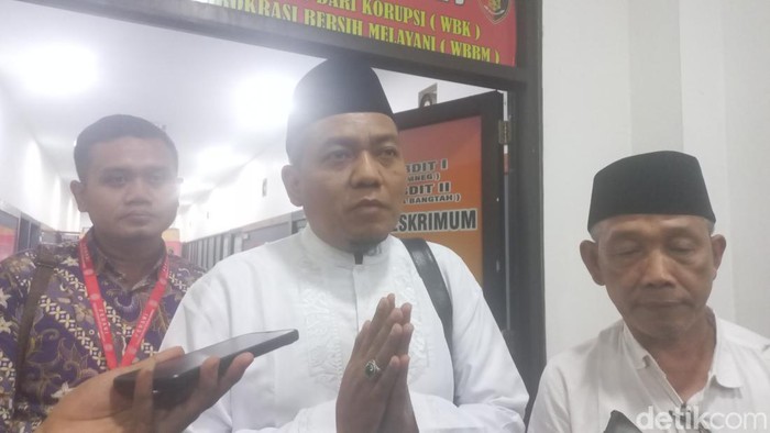 Direktur PT MSI, Miftahudin (tengah), penuhi panggilan Polda Jambi terkait kasus 42 jemaah umrah telantar.