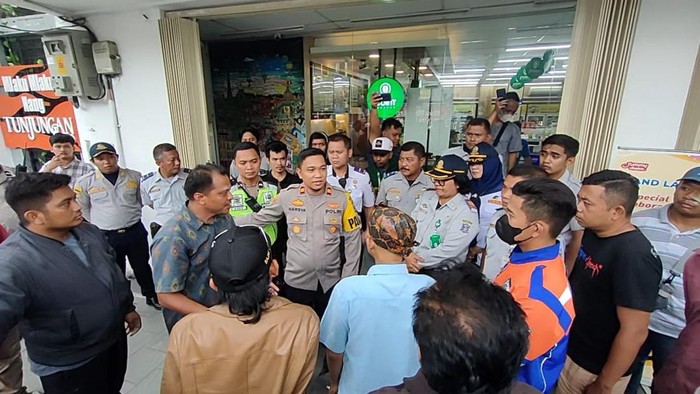 dishub surabaya adu argumen dengan jukir saat terapkan bayar parkir dengan qris