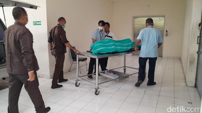 Jenazah Dokter Lo datang di Rumah Duka Thiong Ting menggunakan ambulance RS Kasih Ibu Selasa (9/1/2024).