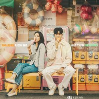 Sementara itu, Park Hyung Sik memuji kemampuan akting pasangannya dalam drama Korea Doctor Slump. “Dia bisa mengeluarkan emosi seolah-olah baru saja menekan sebuah tombol, tapi tidak terasa kaku sama sekali. Aku belajar banyak dari melihatnya.” Foto: JTBC