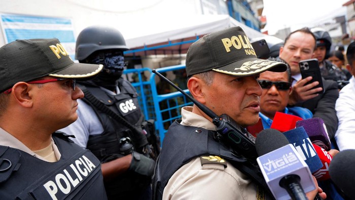 Ekuador Umumkan Situasi Darurat Usai Gembong Narkoba Kabur dari Bui Police leave the El Inca prison after a security operation due to riots, following the disappearance of Jose Adolfo Macias, alias 'Fito', leader of the Los Choneros criminal group, in Quito, Ecuador, January 8, 2024. REUTERS/Karen Toro