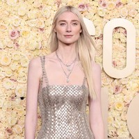 Elizabeth Debicki berpose di Golden Globes 2024 dalam balutan gaun perak dari koleksi Dior Haute Couture untuk musim gugur 2023. Dia memulaskan lipstik pink pucat yang semakin menonjolkan gaya makeup ‘no makeup’. Foto: Dok. AFP, Netflix