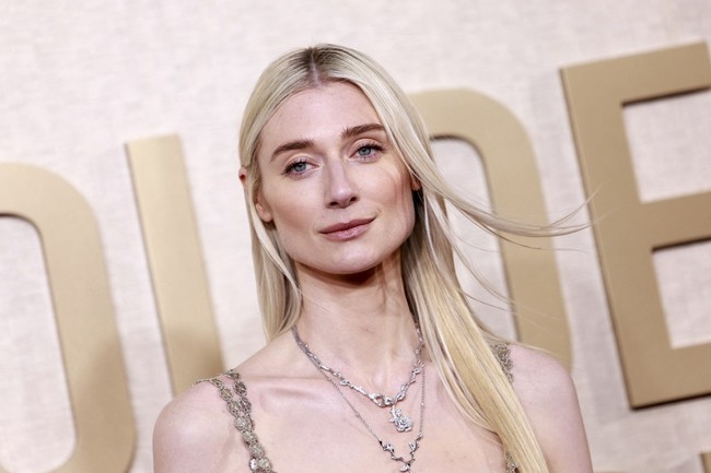Saat menerima piala Golden Globes pertamanya, Elizabeth Debicki secara khusus berterimakasih pada kekasihnya Kristian Rasmussen. “Pasangaku Kristian, yang bilang jangan berterimakasih padaku agar aku tidak ada di televisi. Aku akan berterimakasih padamu,” kata aktris 33 tahun itu. Foto: Dok. AFP, Netflix
