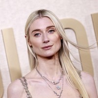 Saat menerima piala Golden Globes pertamanya, Elizabeth Debicki secara khusus berterimakasih pada kekasihnya Kristian Rasmussen. “Pasangaku Kristian, yang bilang jangan berterimakasih padaku agar aku tidak ada di televisi. Aku akan berterimakasih padamu,” kata aktris 33 tahun itu. Foto: Dok. AFP, Netflix