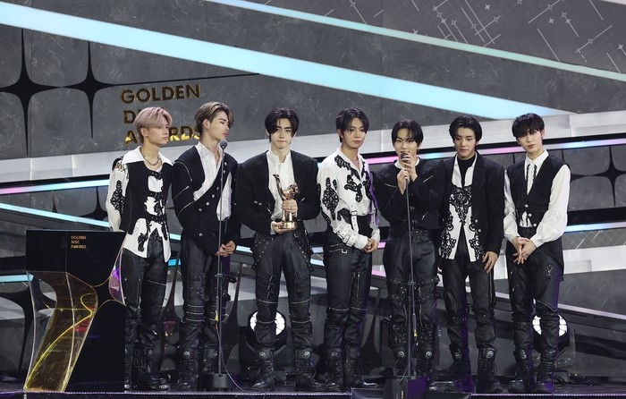Boyband K-Pop ENHYPEN saat menerima piala penghargaan Album Bonsang di Golden Disc Awards 2024, Sabtu (6/1/2024), di Jakarta International Stadium (JIS).