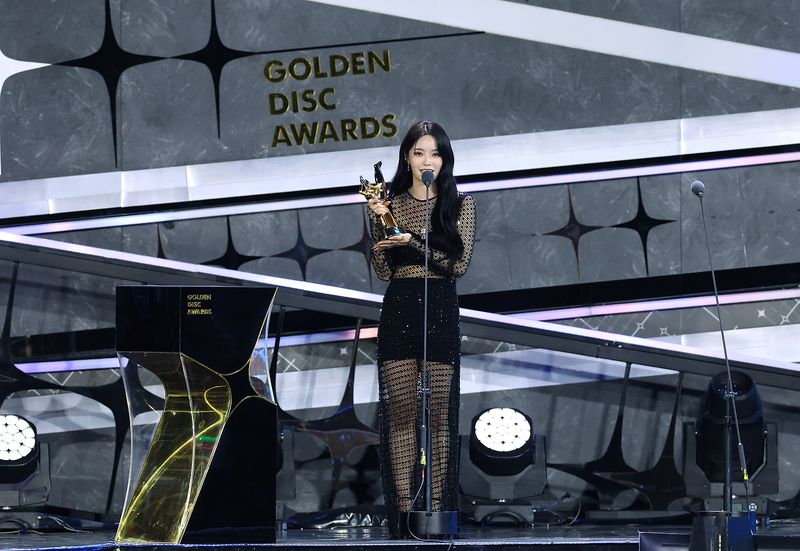 Keena FIFTY FIFTY saat menerima piala penghargaan Rookie Artist of the Year di Golden Disc Awards 2024, Sabtu (6/1/2024), di Jakarta International Stadium (JIS).