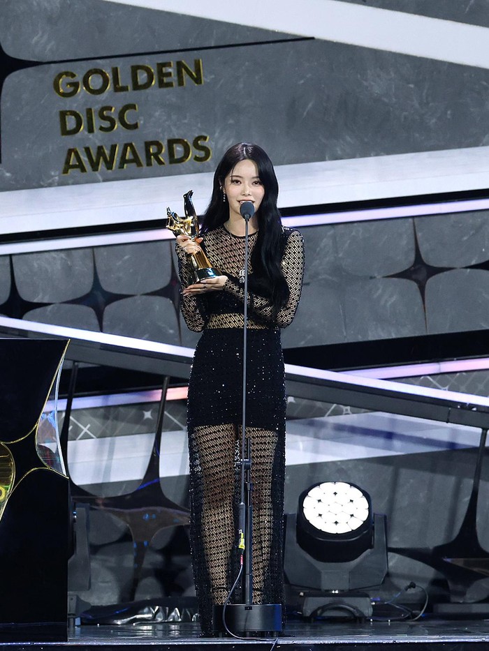 Keena FIFTY FIFTY saat menerima piala penghargaan Rookie Artist of the Year di Golden Disc Awards 2024, Sabtu (6/1/2024), di Jakarta International Stadium (JIS).
